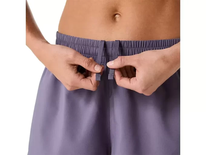 PANTALÓN CORTO ASICS PLATA DE 4 PULGADAS