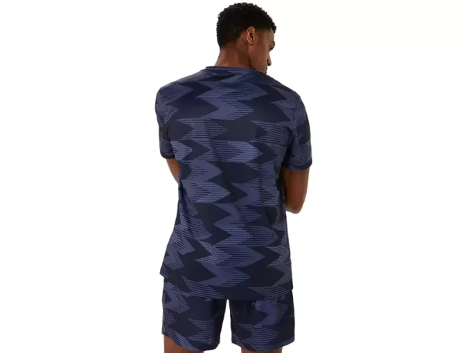 TOP DE MANGA CORTA CON ESTAMPADO COMPLETO DE TEMPORADA