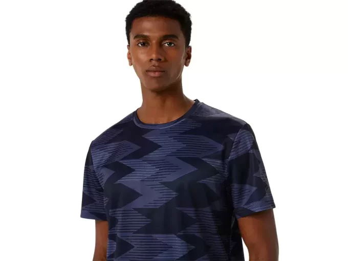 TOP DE MANGA CORTA CON ESTAMPADO COMPLETO DE TEMPORADA